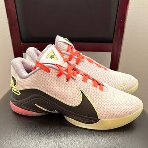 New Nike LeBron XXII Sneakers with Yellow Accents Glow in the Dark‎ Size 10